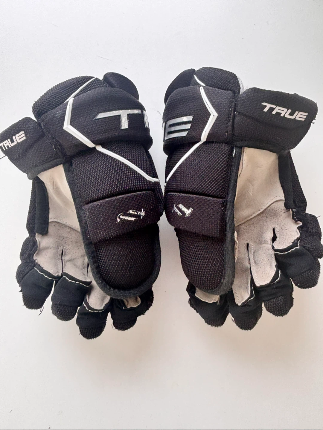 True Catalyst 7X3 Hockey Gloves 11" - photo 3
