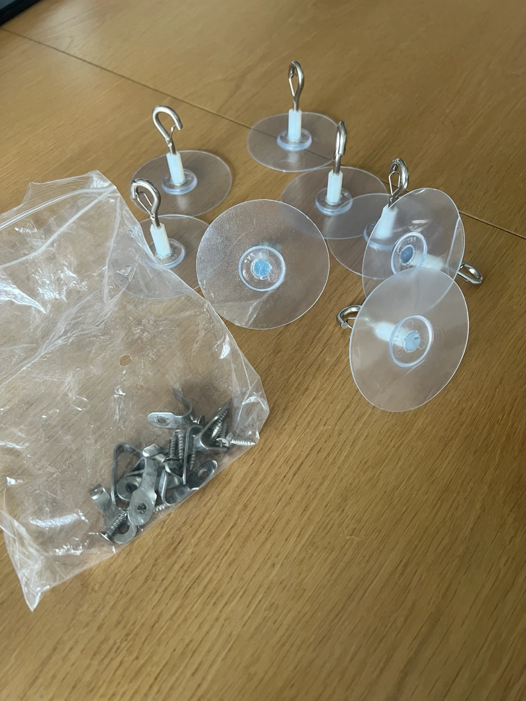 Self -adhesive ceiling hooks🏈