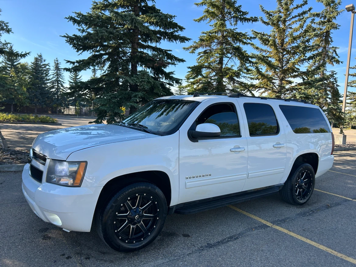 2010 Chevrolet Suburban LT - photo 2