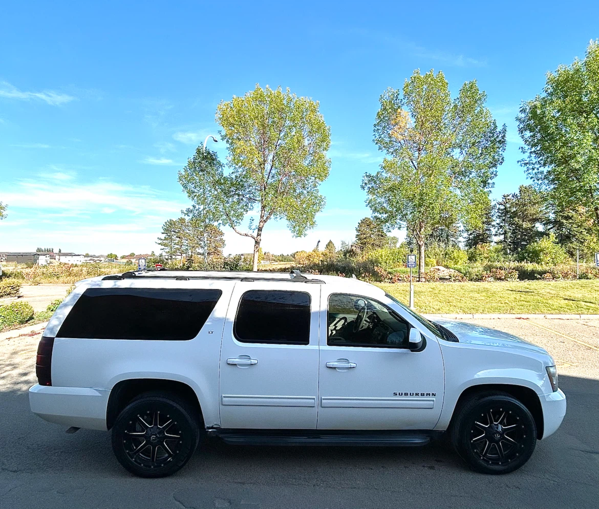 2010 Chevrolet Suburban LT - photo 3
