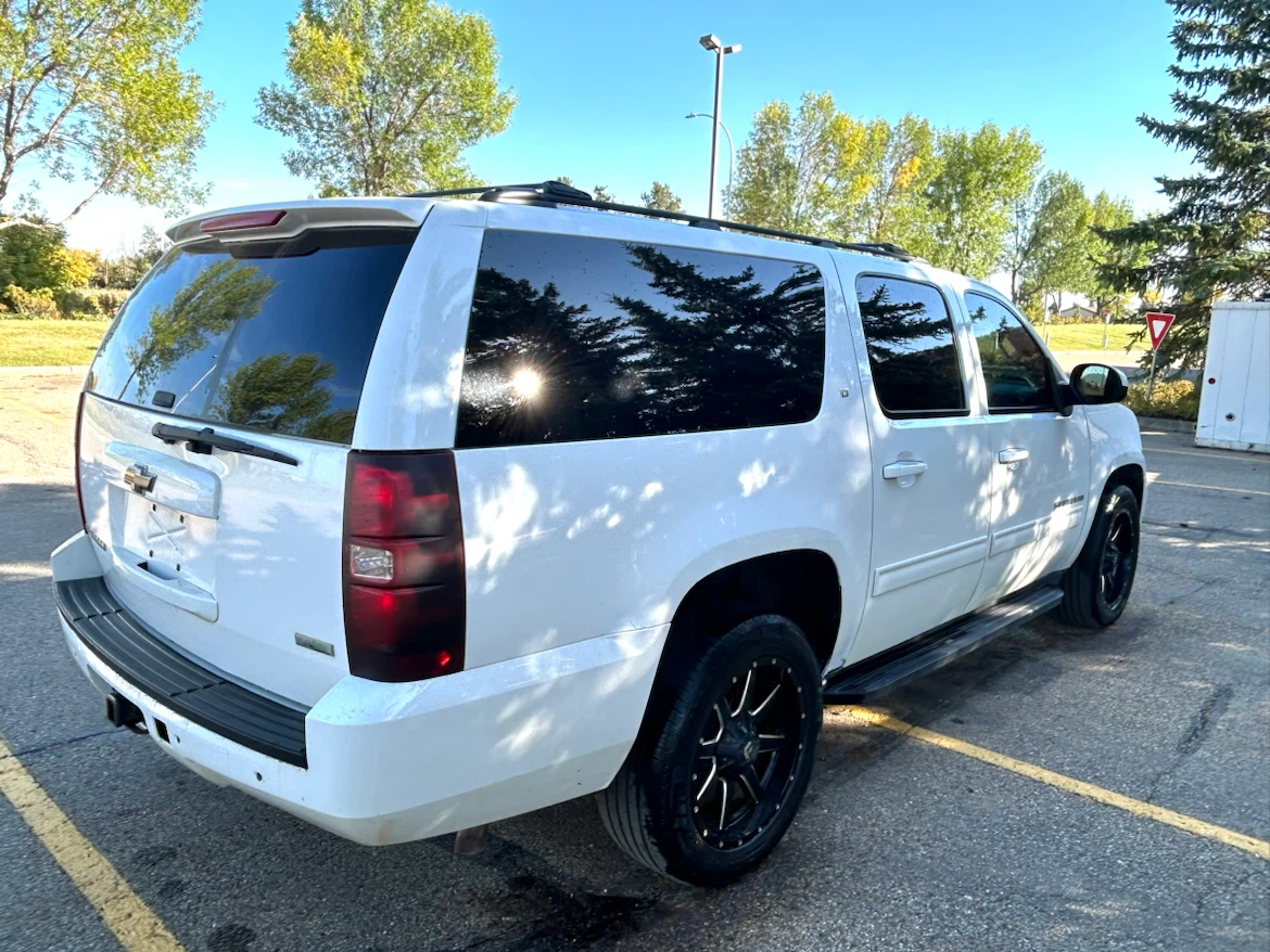2010 Chevrolet Suburban LT - photo 5