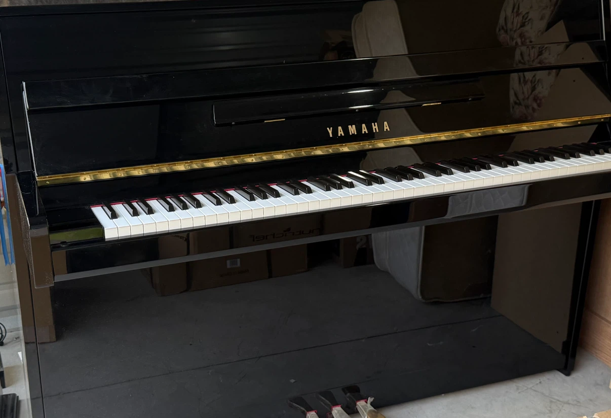 Yamaha Upright Piano - photo 2