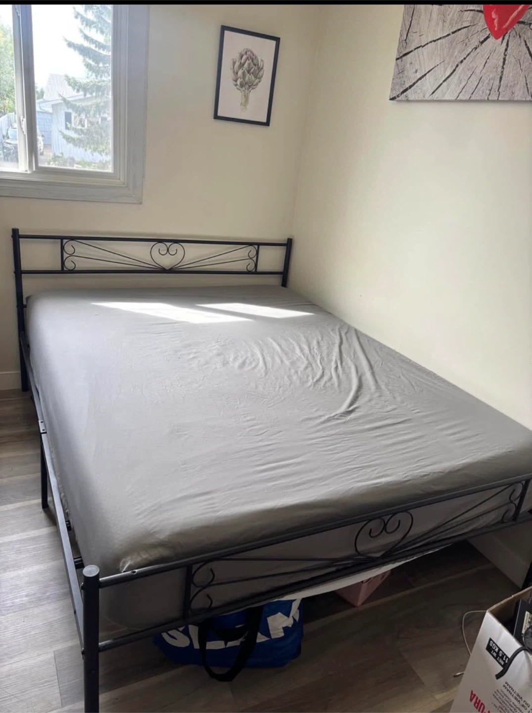 Queen mattress 8 inch-like new with gel memory foam