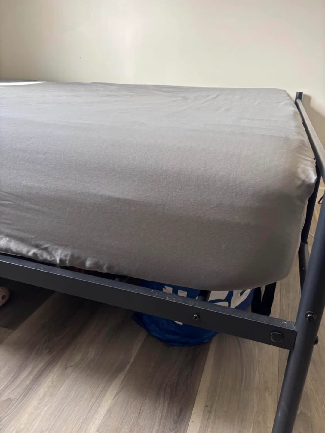 Queen mattress 8 inch-like new with gel memory foam - photo 2
