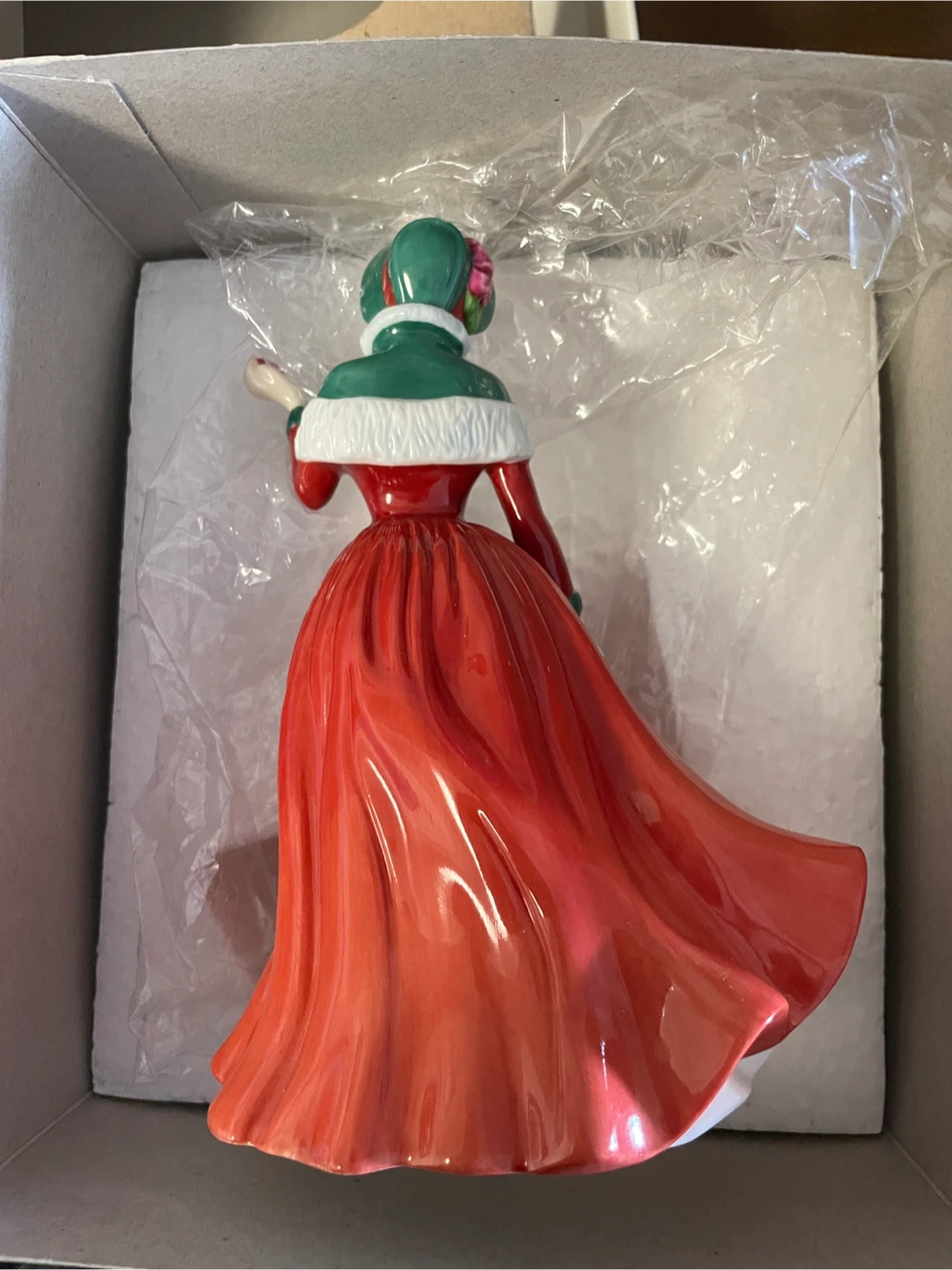 Royal Doulton Winter's Day HN 4589 Figurine - photo 2