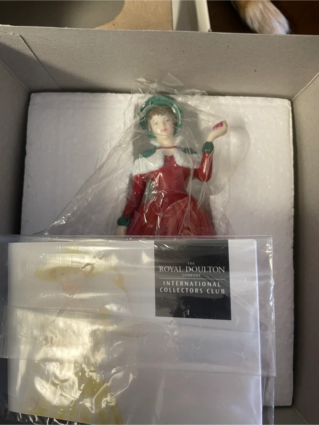 Royal Doulton Winter's Day HN 4589 Figurine - photo 3