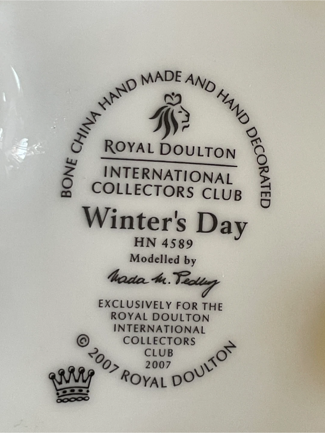 Royal Doulton Winter's Day HN 4589 Figurine - photo 4