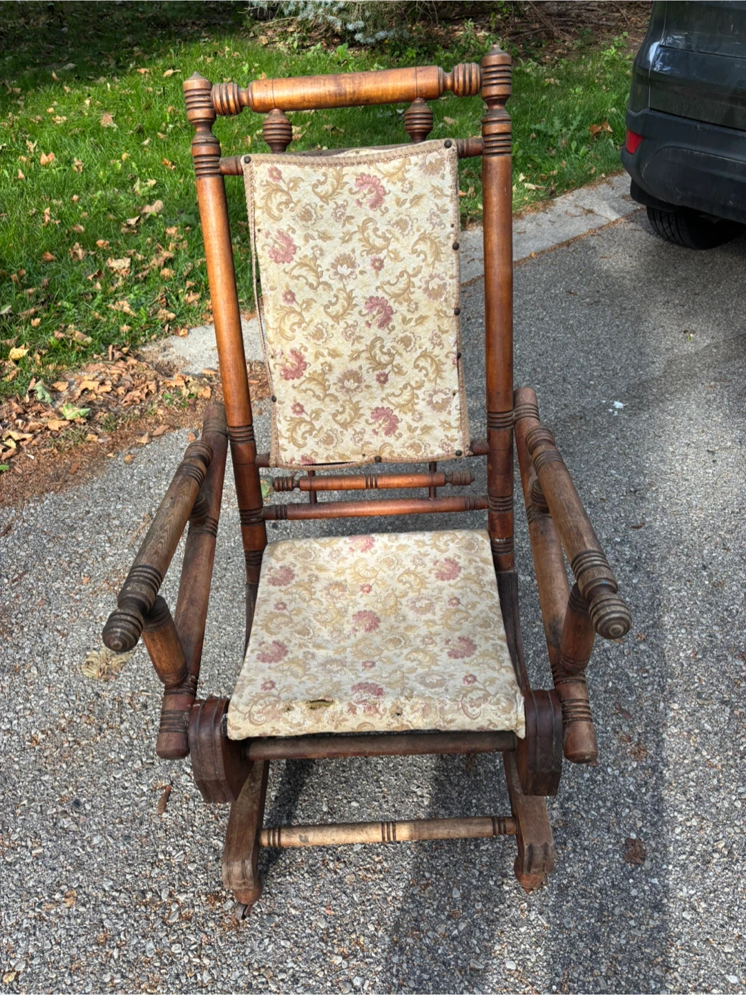 Vintage Victorian-Era Spindle Rocking Chair