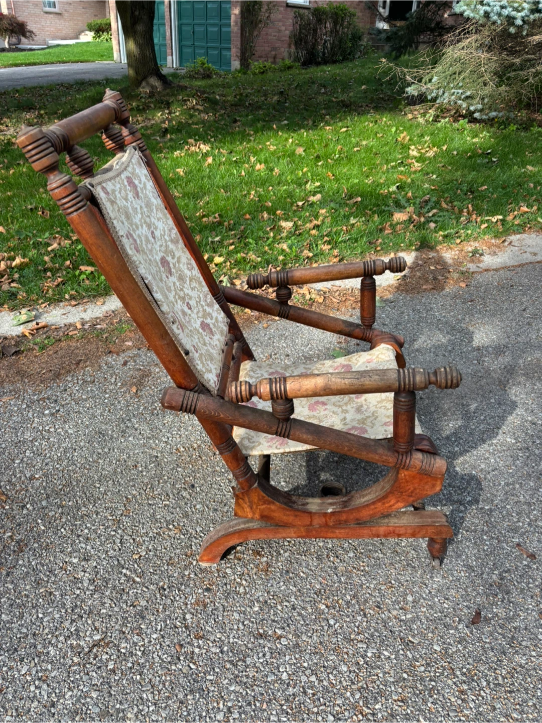 Vintage Victorian-Era Spindle Rocking Chair - photo 2