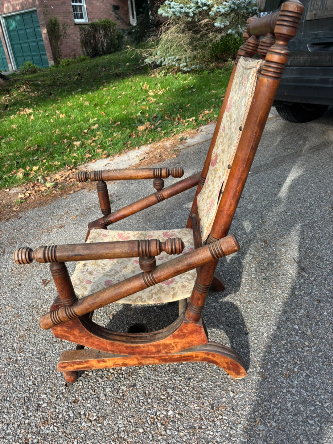 Vintage Victorian-Era Spindle Rocking Chair - photo 4