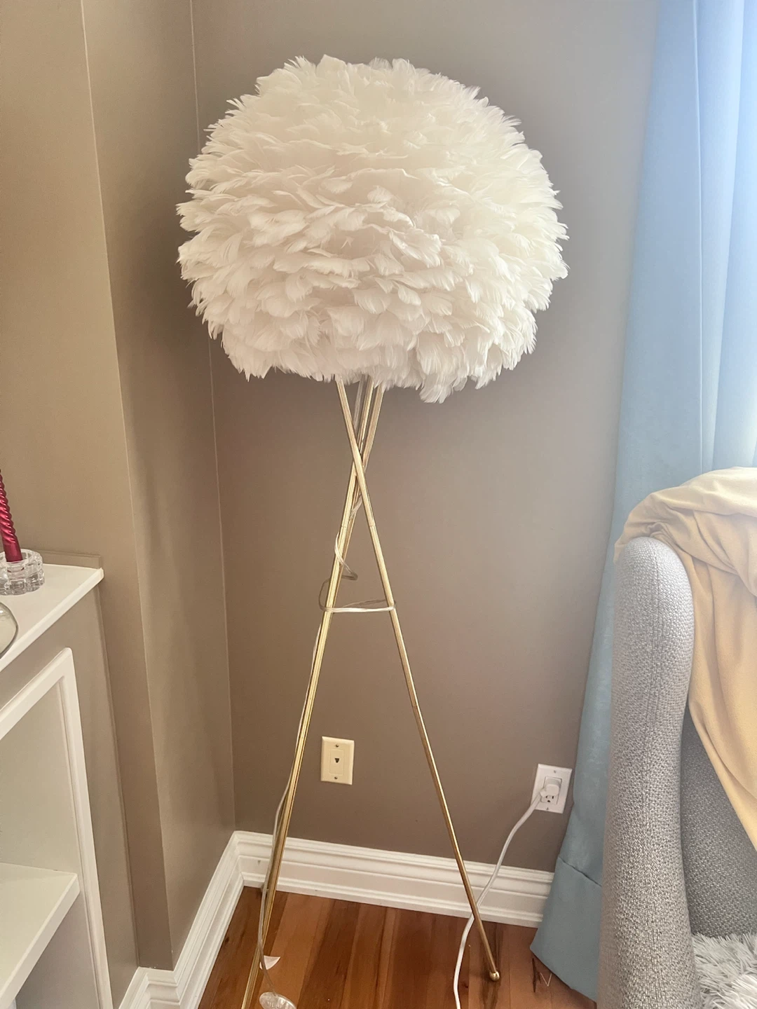 White Feather Floor Lamp with Gold Tripod Stand