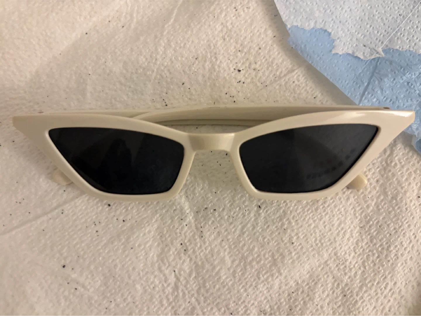 Cream White Cat-Eye Sunglasses 🏈