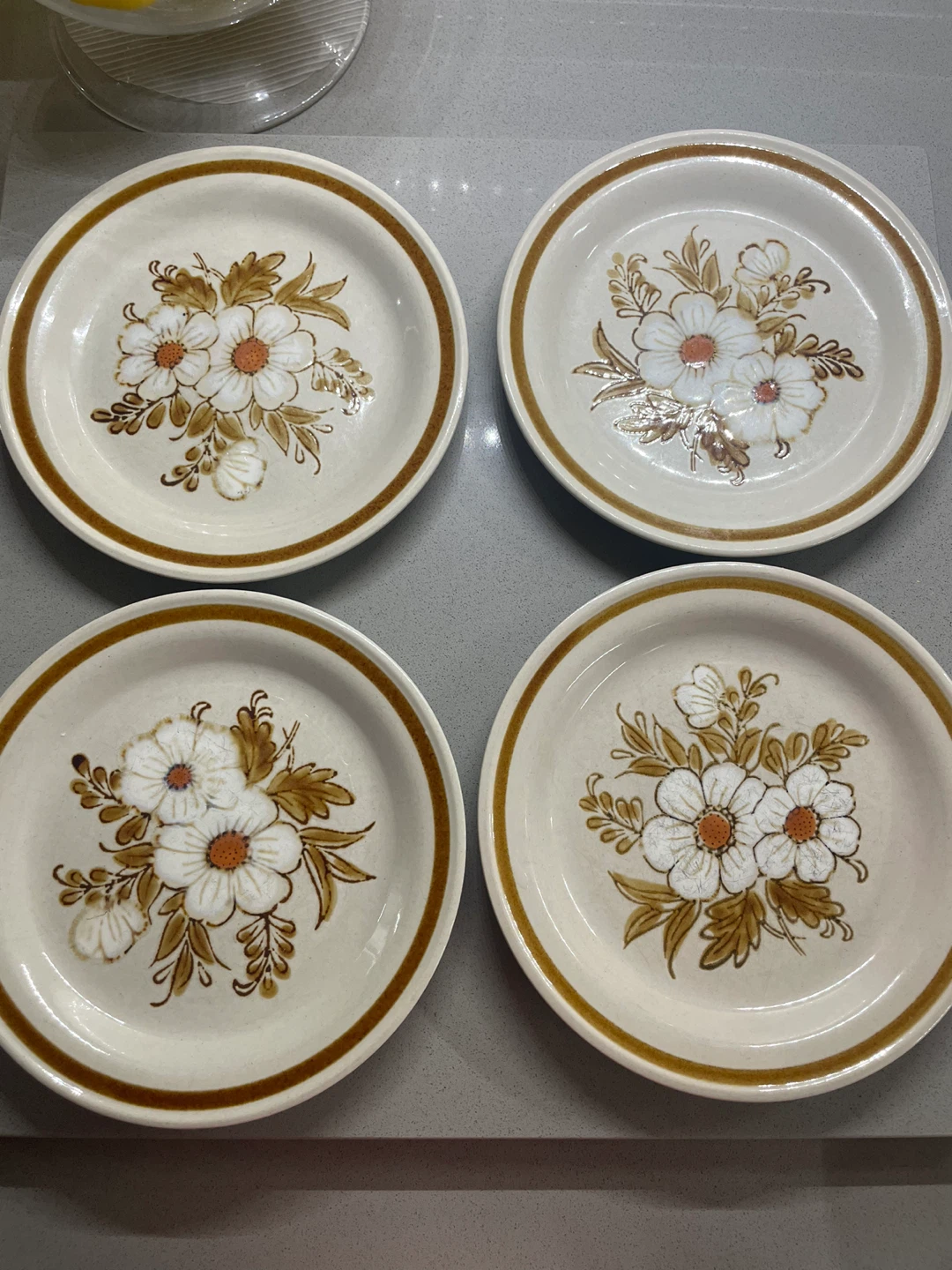 🏈 VINTAGE & RARE Set of 4 Stoneware Plates - photo 2