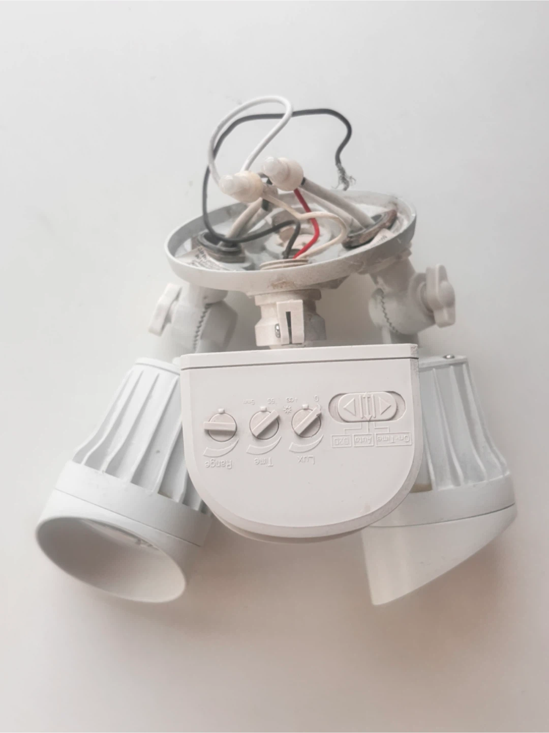 Dual-Head Motion Sensor Security Light - photo 2