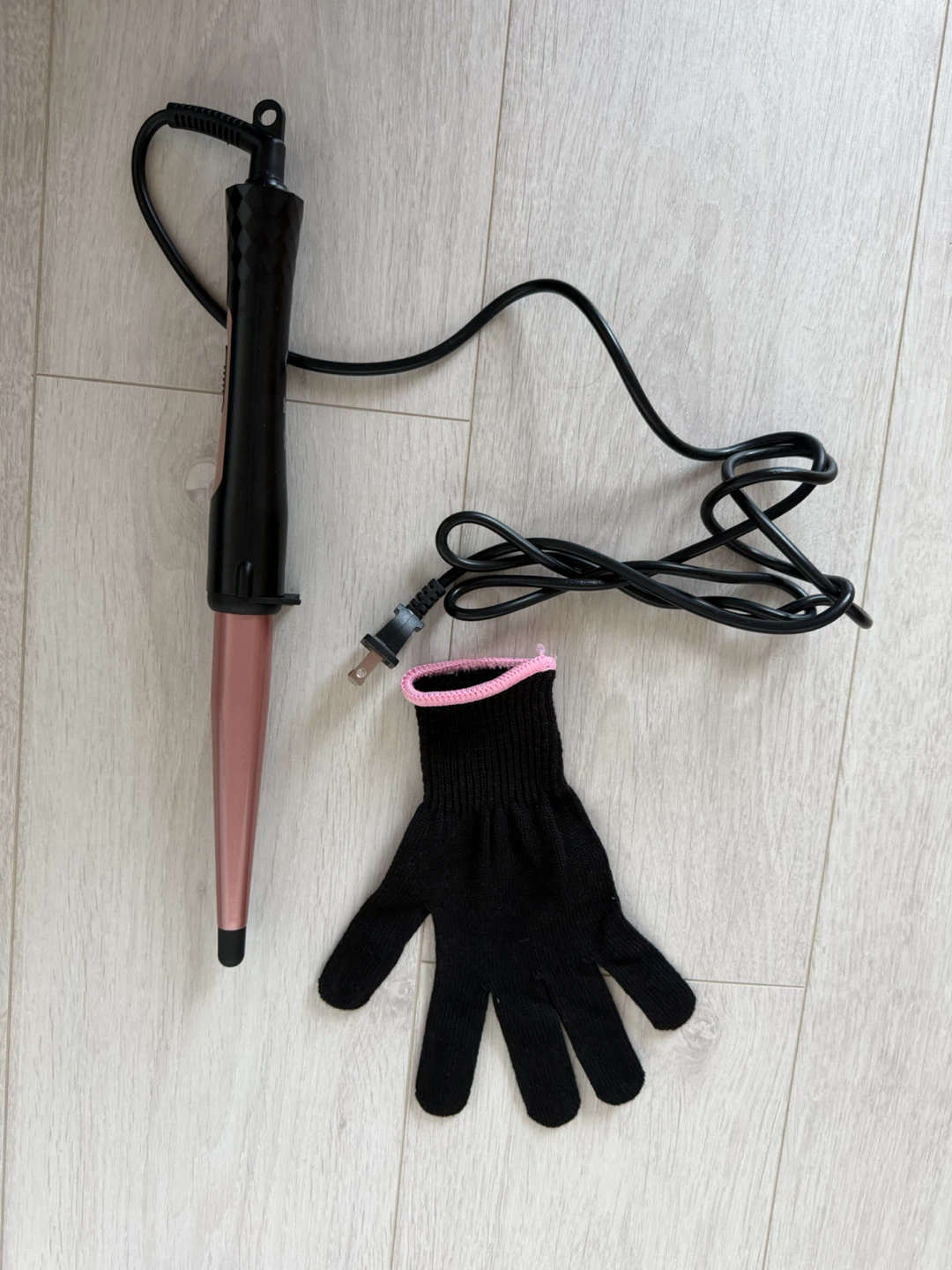 Cone curling wand with heat-resistant glove