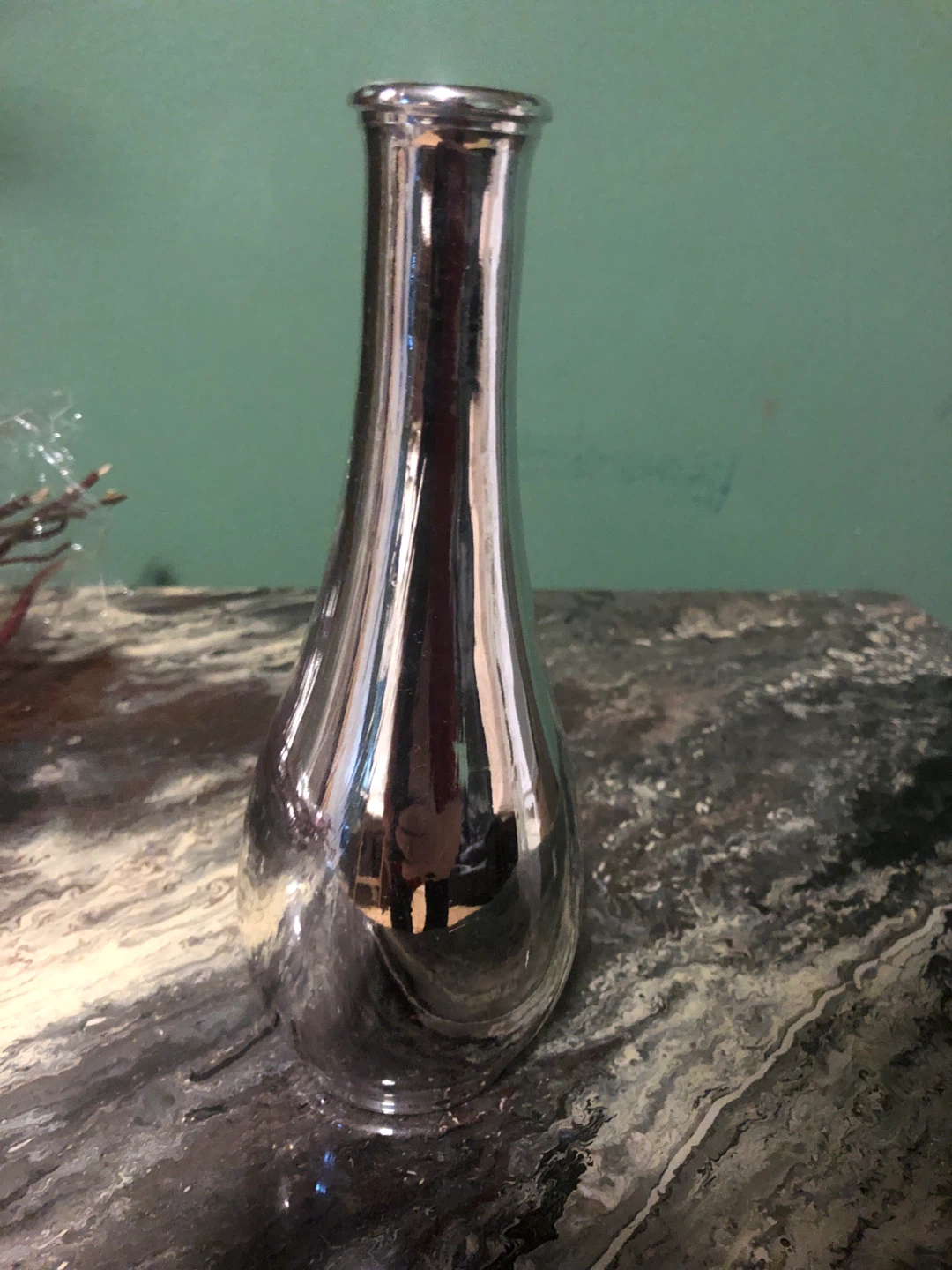 Silver-toned metal bud vase 🏈