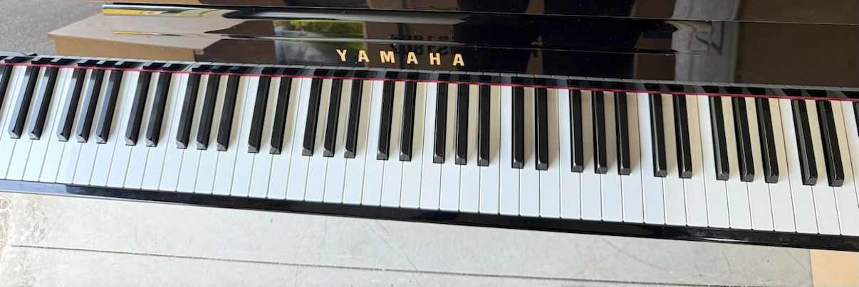 Yamaha Upright Piano - photo 2