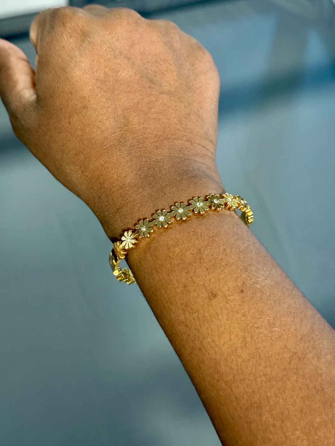Gold-tone daisy charm bracelet - photo 2