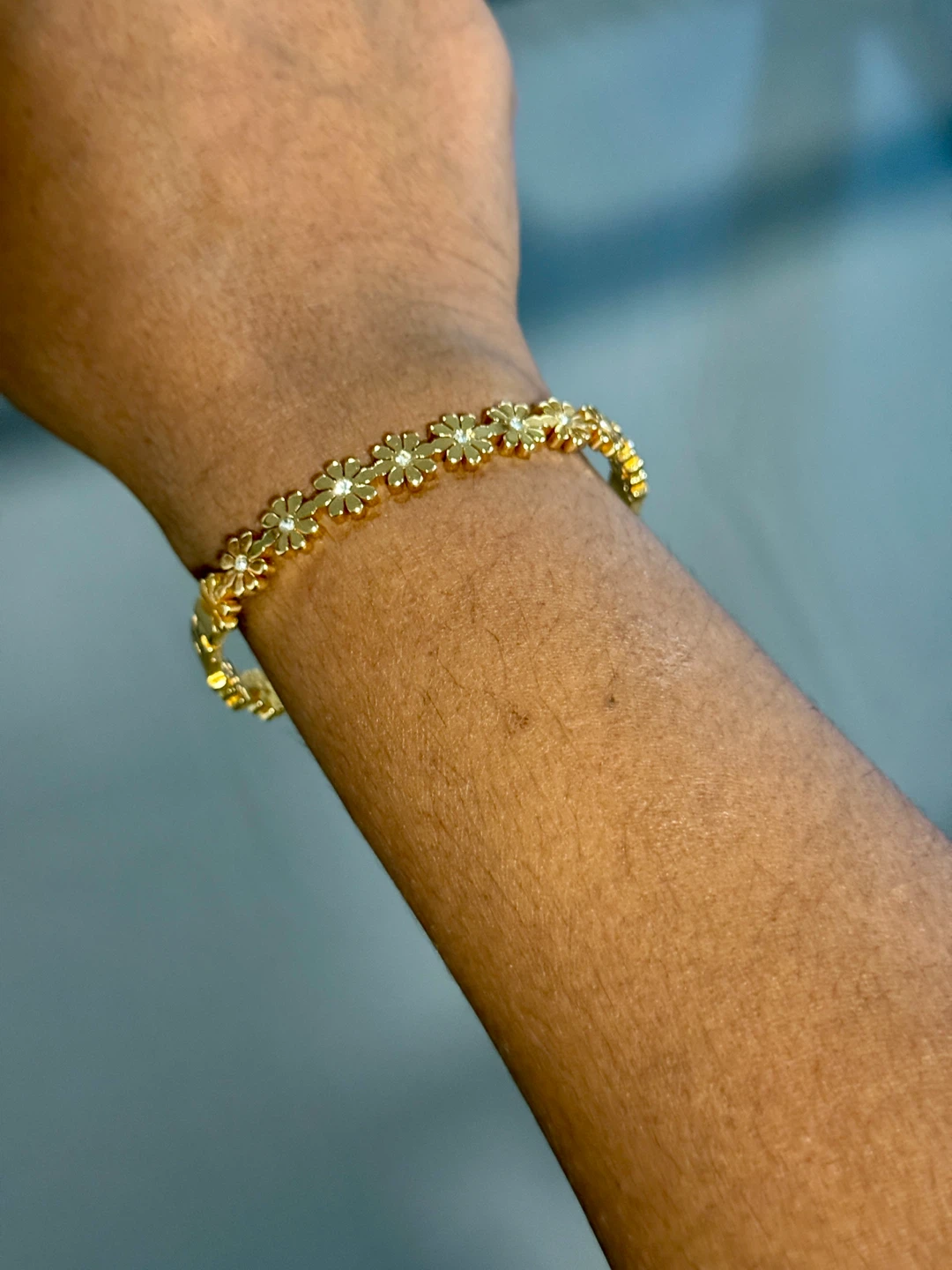 Gold-tone daisy charm bracelet - photo 5