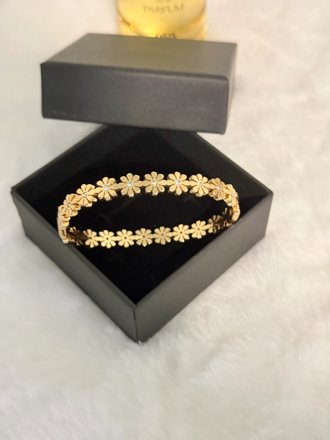 Gold-tone daisy charm bracelet