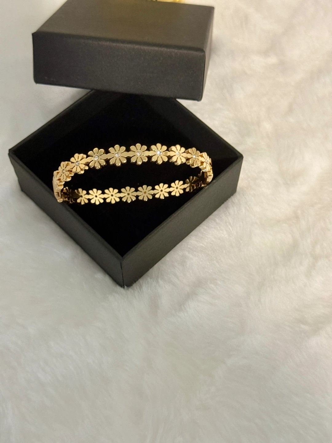 Gold-tone daisy charm bracelet - photo 3
