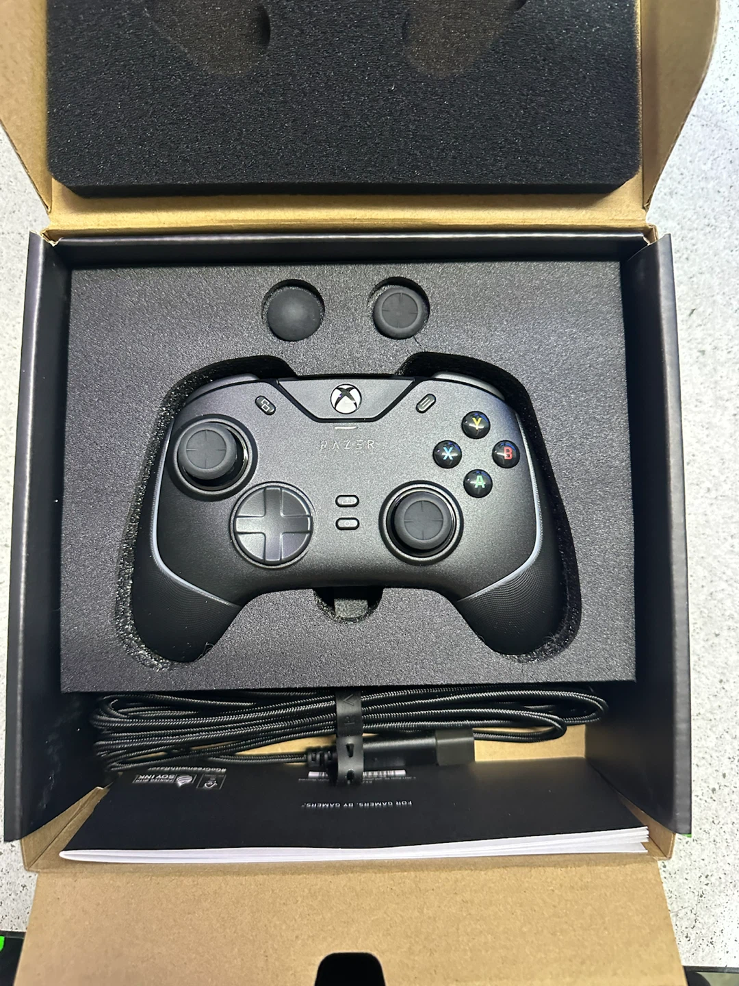 Razer Wolverine V2 Chroma Controller for Xbox - photo 2