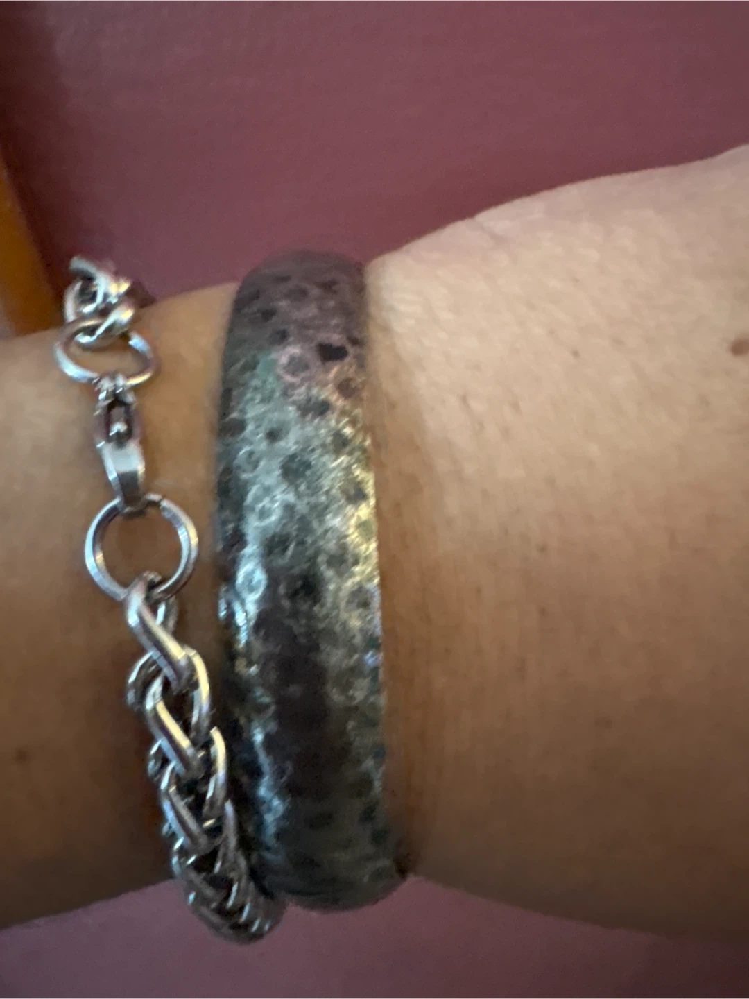🏈 Hammered Silver Tone Bangle Bracelet - photo 5