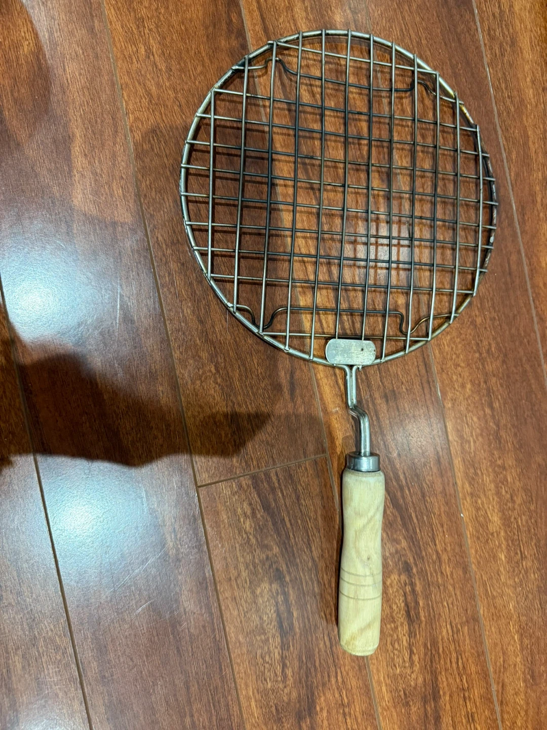 Round Wire Roti Grill with Wooden Handle 🏈