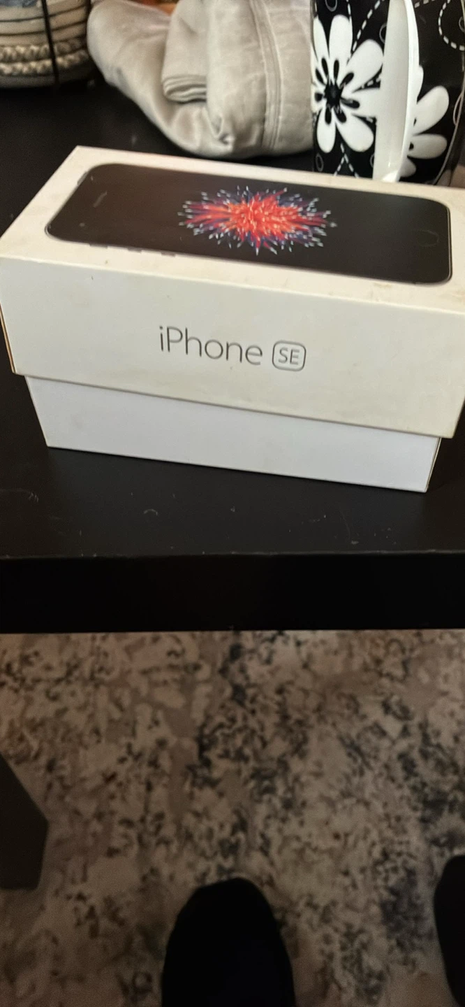 Apple iPhone SE with original box