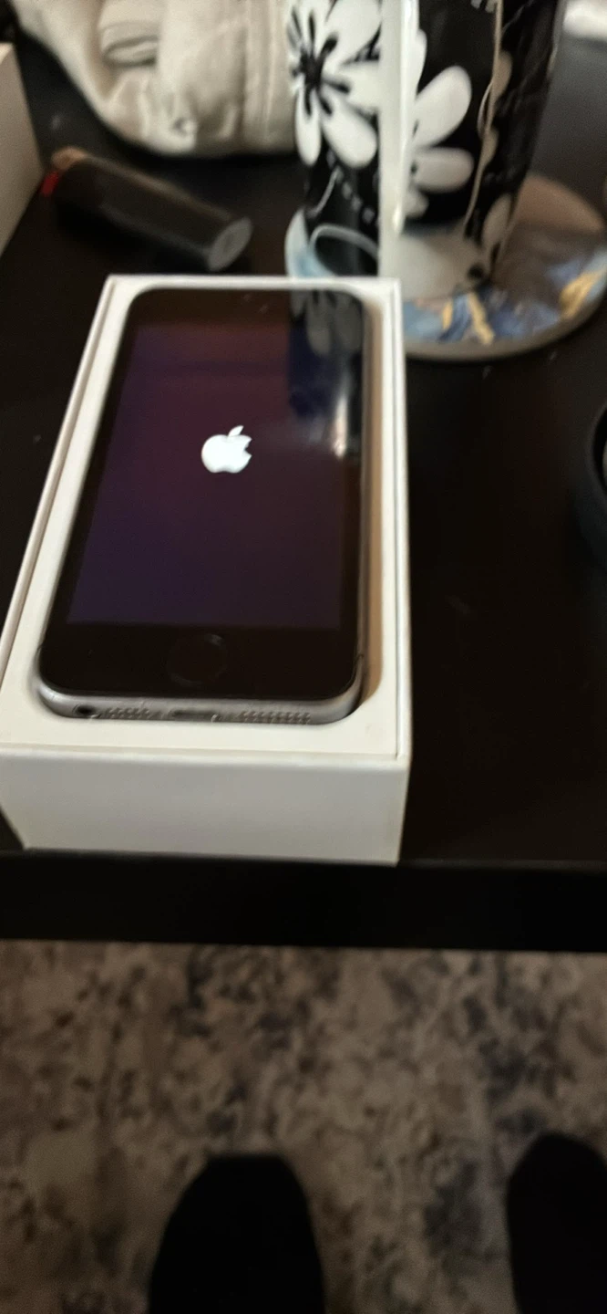 Apple iPhone SE with original box - photo 2