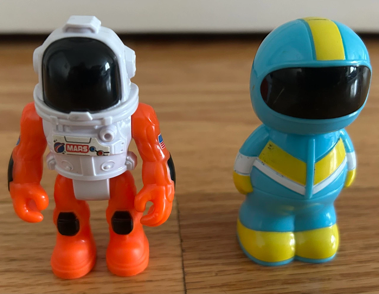 Two astronaut toy figures - photo 2
