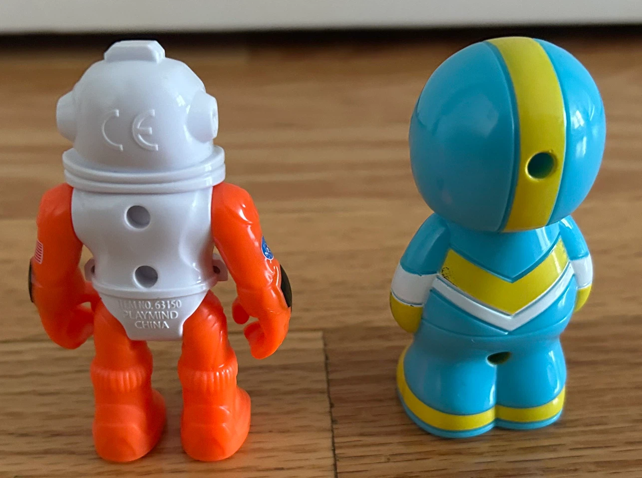 Two astronaut toy figures - photo 3