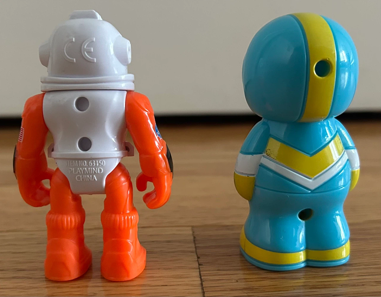 Two astronaut toy figures - photo 4