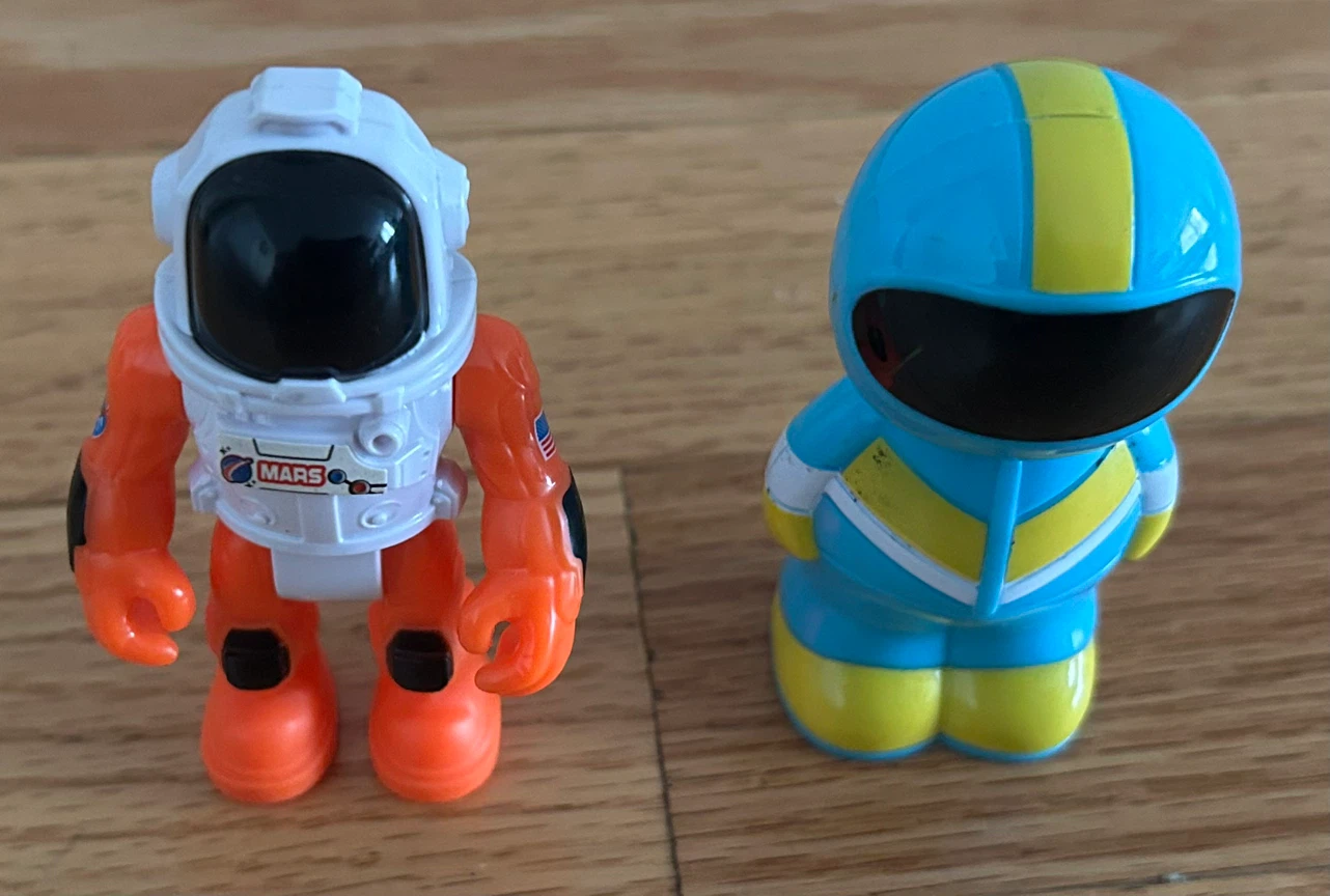 Two astronaut toy figures - photo 5