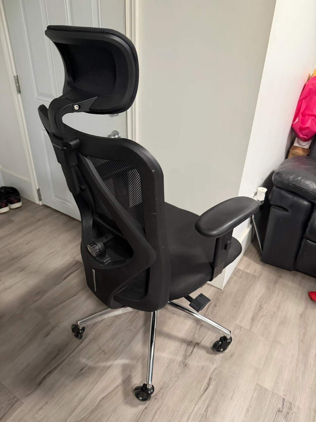 Black Ergonomic Mesh Office Chair - photo 4