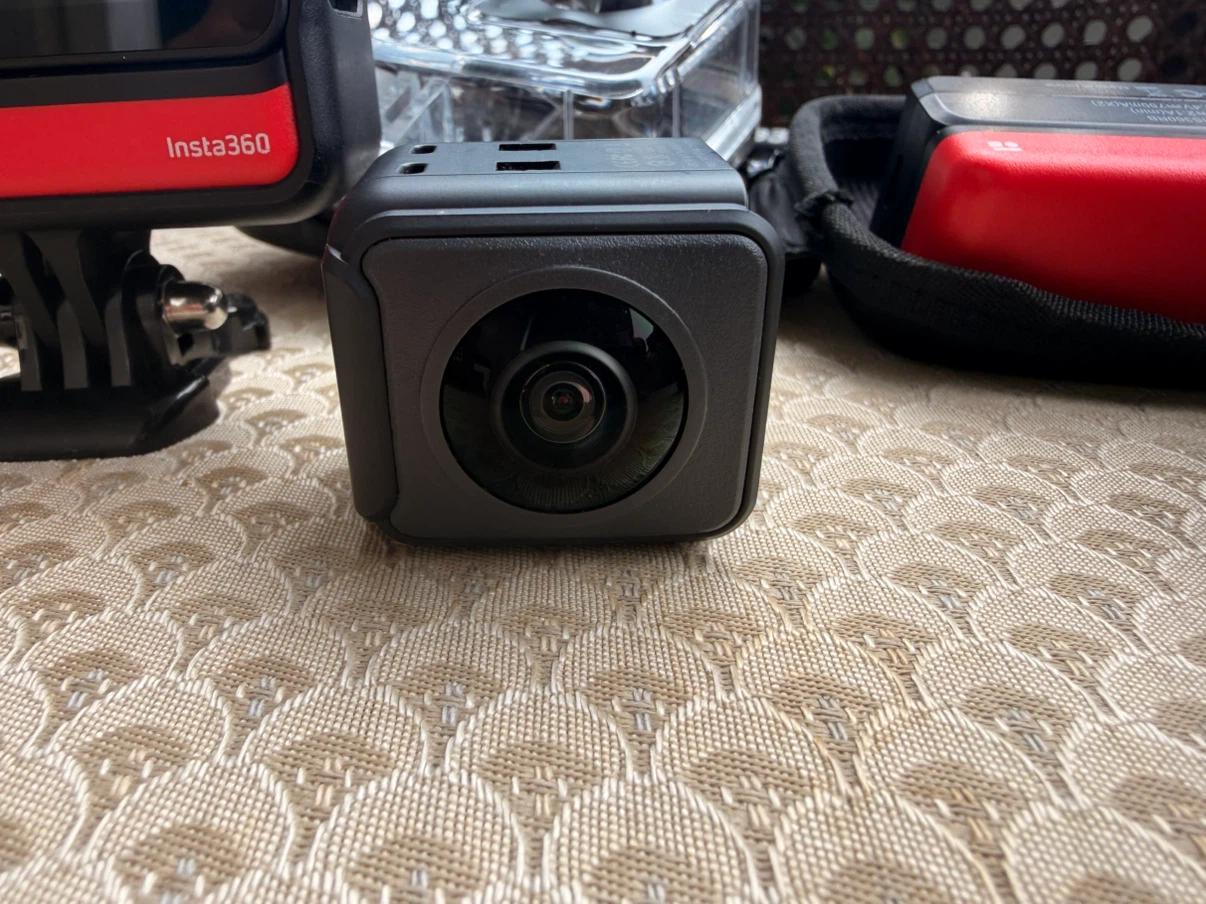 Insta360 ONE RS Action Camera Bundle - photo 2