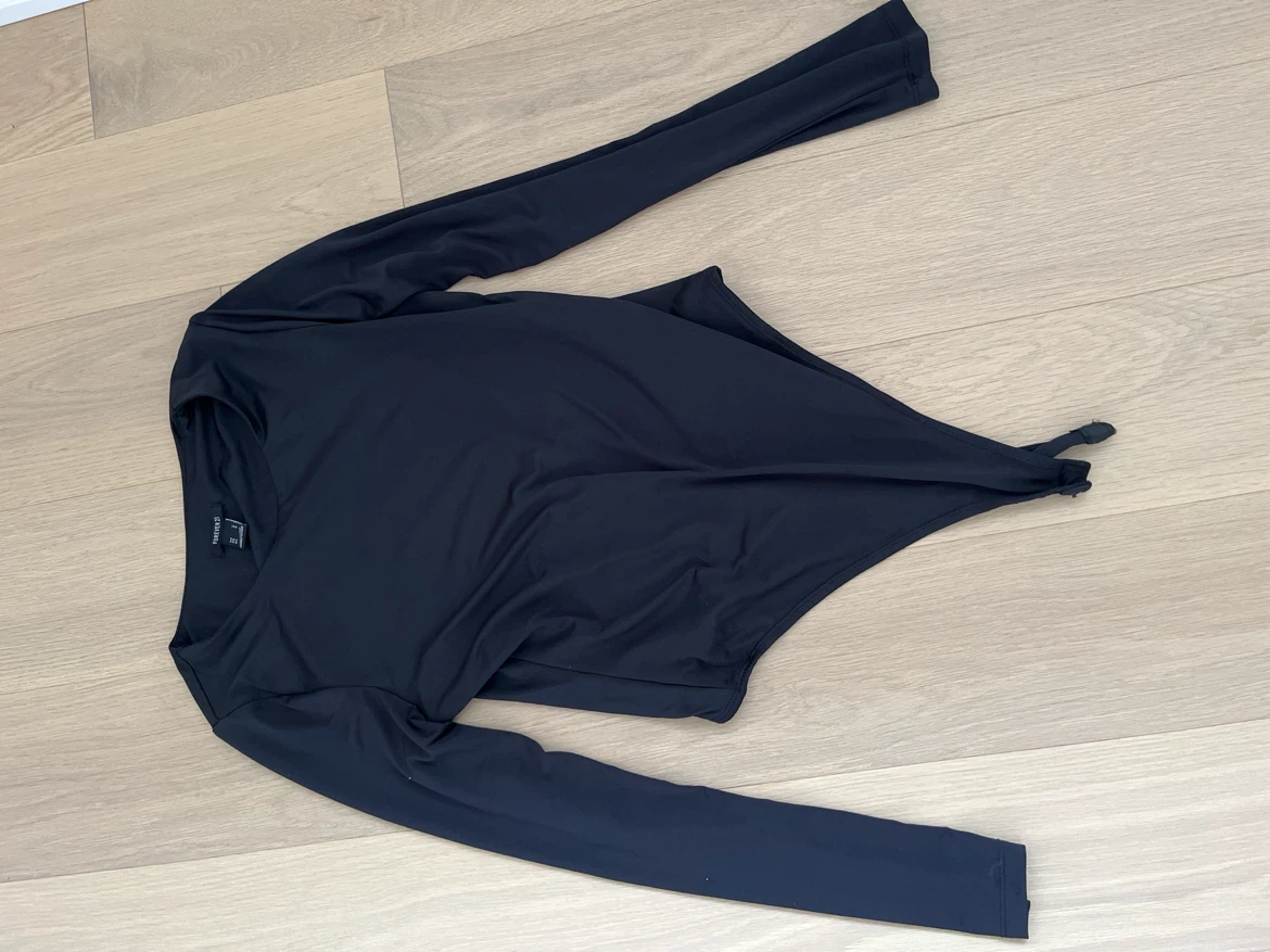 Forever 21 Black Long Sleeve Bodysuit  🏈