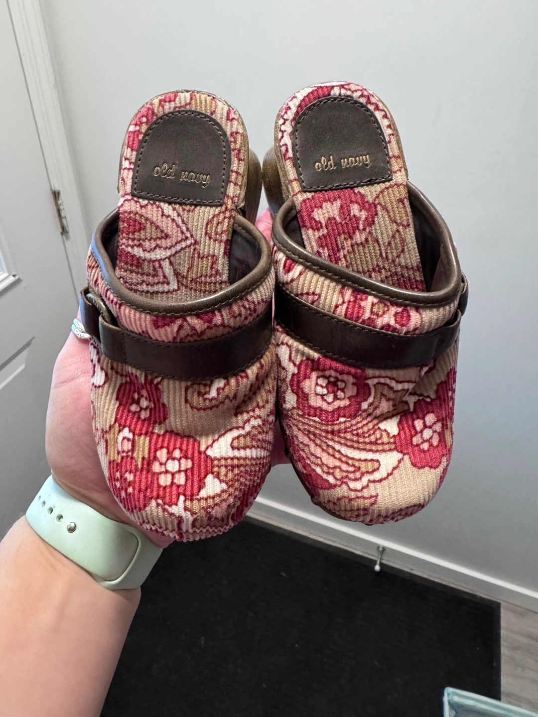 Vintage Old Navy floral tapestry platform clogs, girls size 10