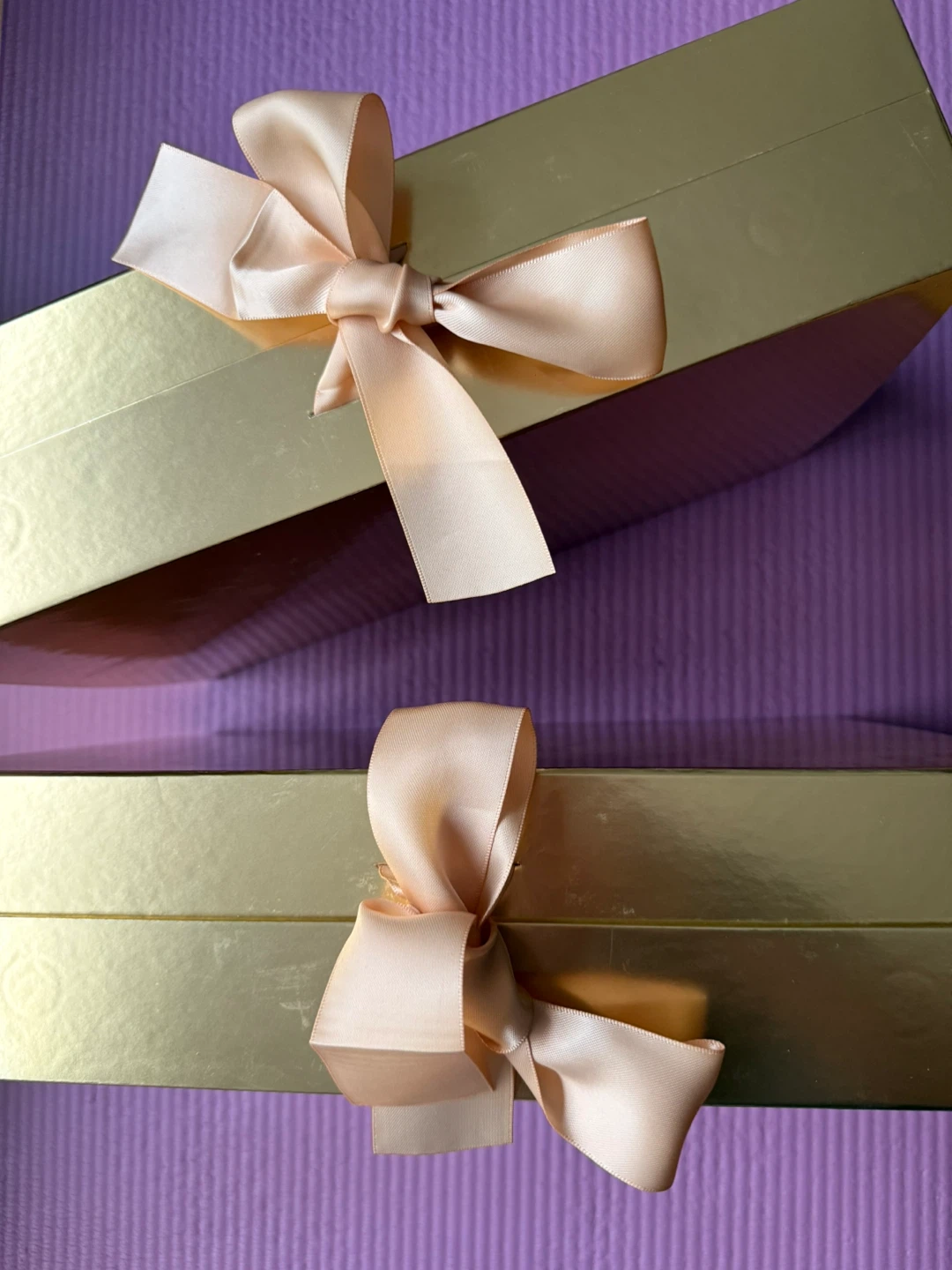 NEW✨🏈decorative gold gift box with pink ribbons