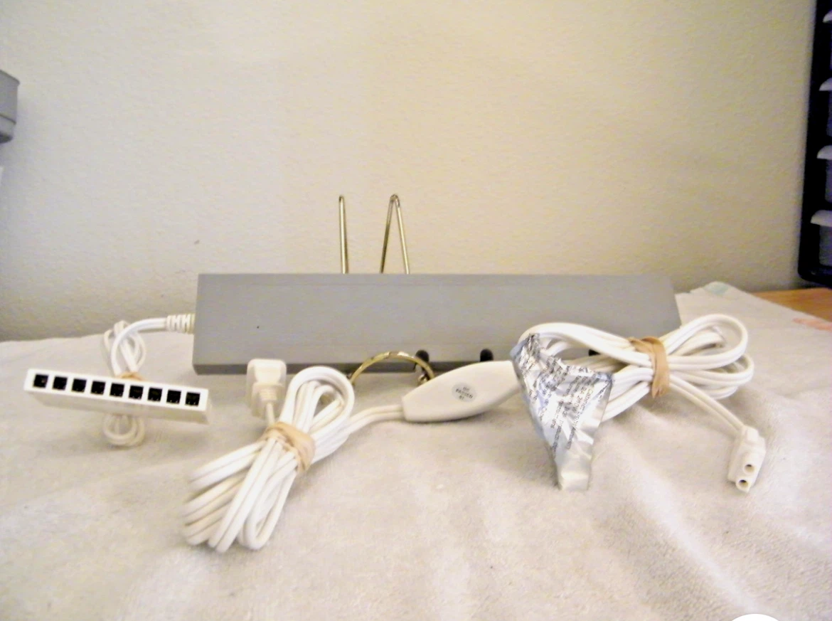 4 CABINET STRIP LED LIGHTS W/ CLASS 2 POWER STRIP LIGHTS - photo 3