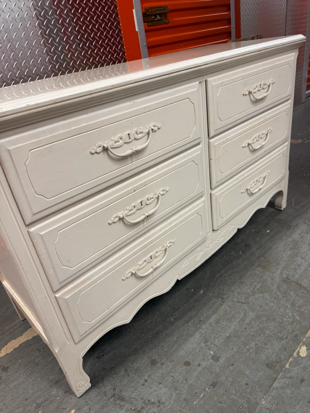 Vintage 6-Drawer White Dresser – Solid & Spacious - photo 2