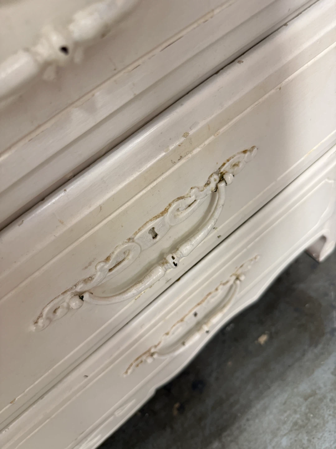 Vintage 6-Drawer White Dresser – Solid & Spacious - photo 5