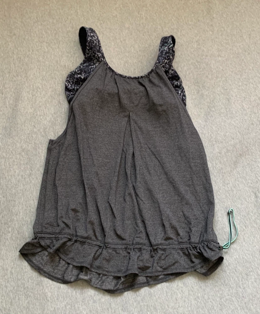 Lululemon Tank Top with Built in Sports Bra - Size 6 🏈