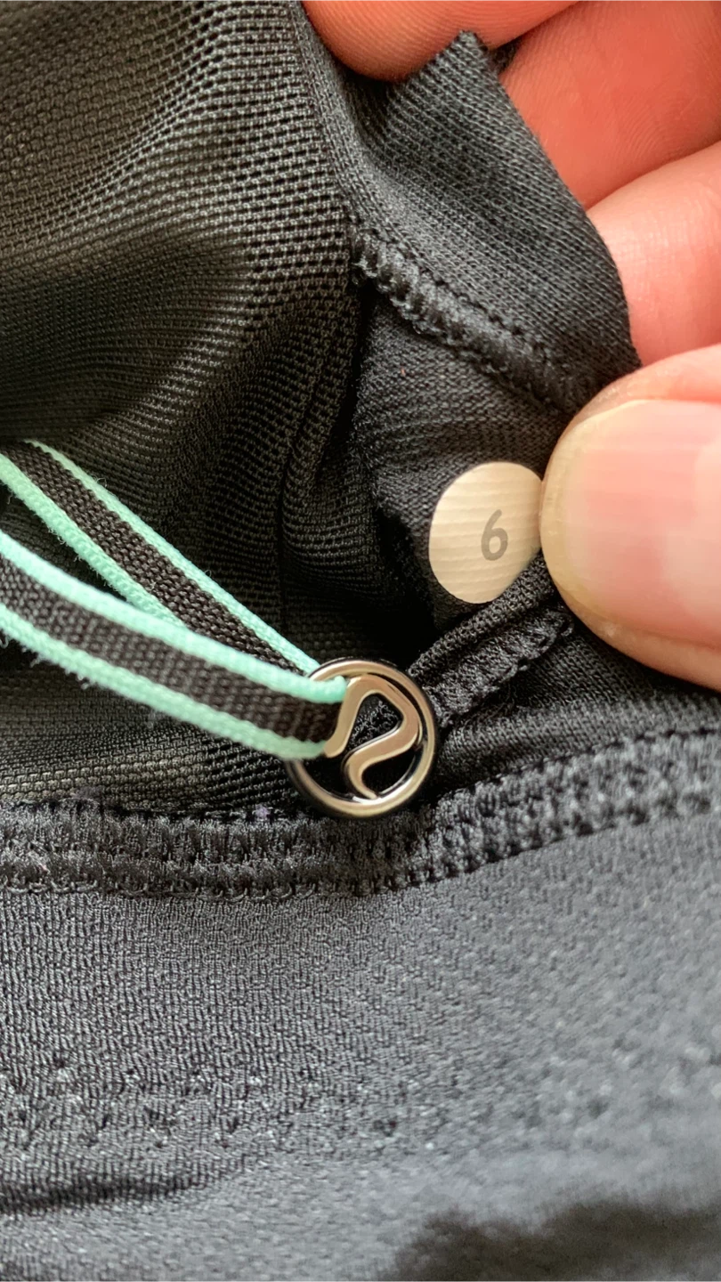 Lululemon Tank Top with Built in Sports Bra - Size 6 🏈 - photo 3