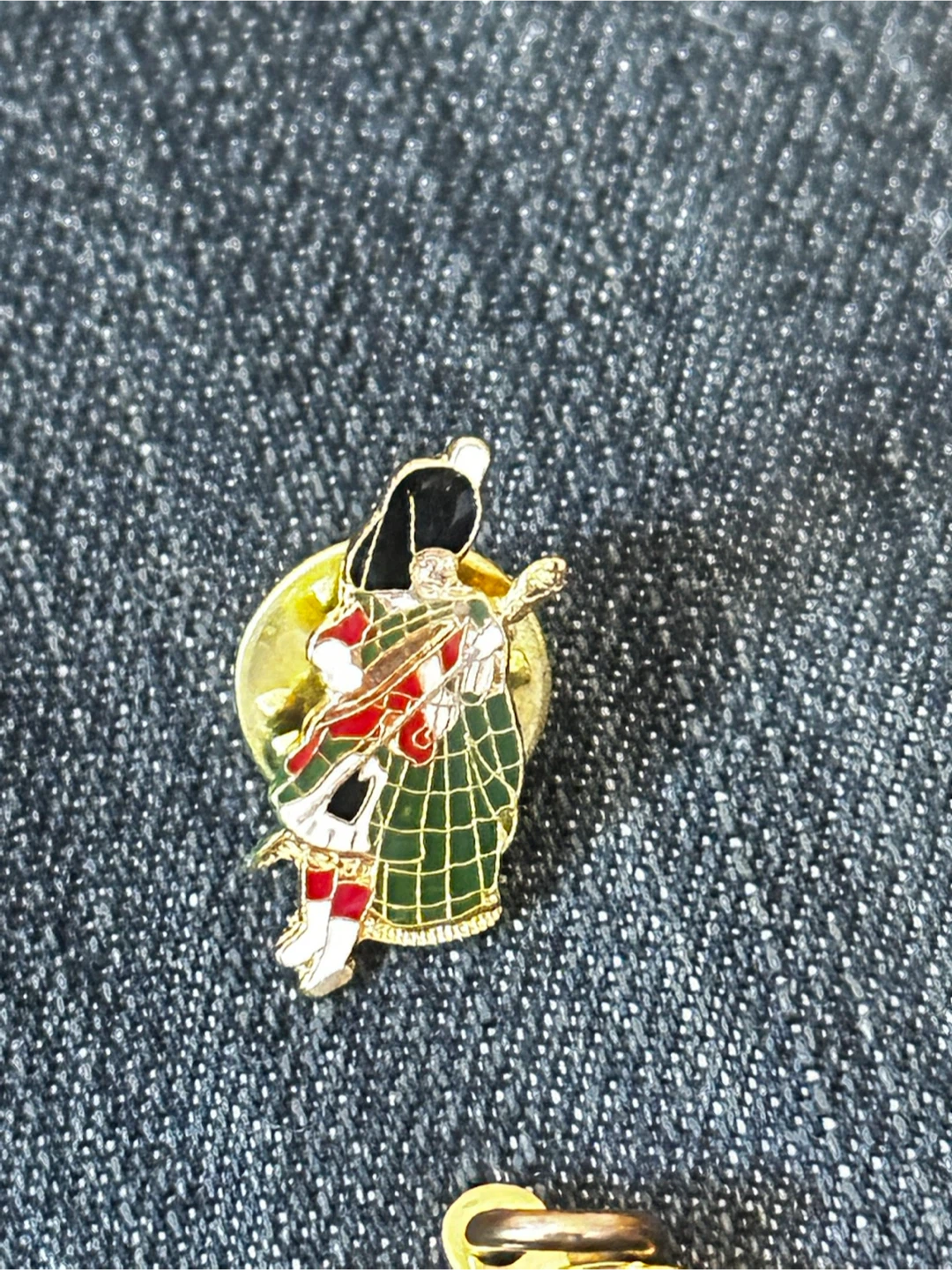 Vintage 3-Pc Dewar Highlander Pin & Charm Lot - photo 2