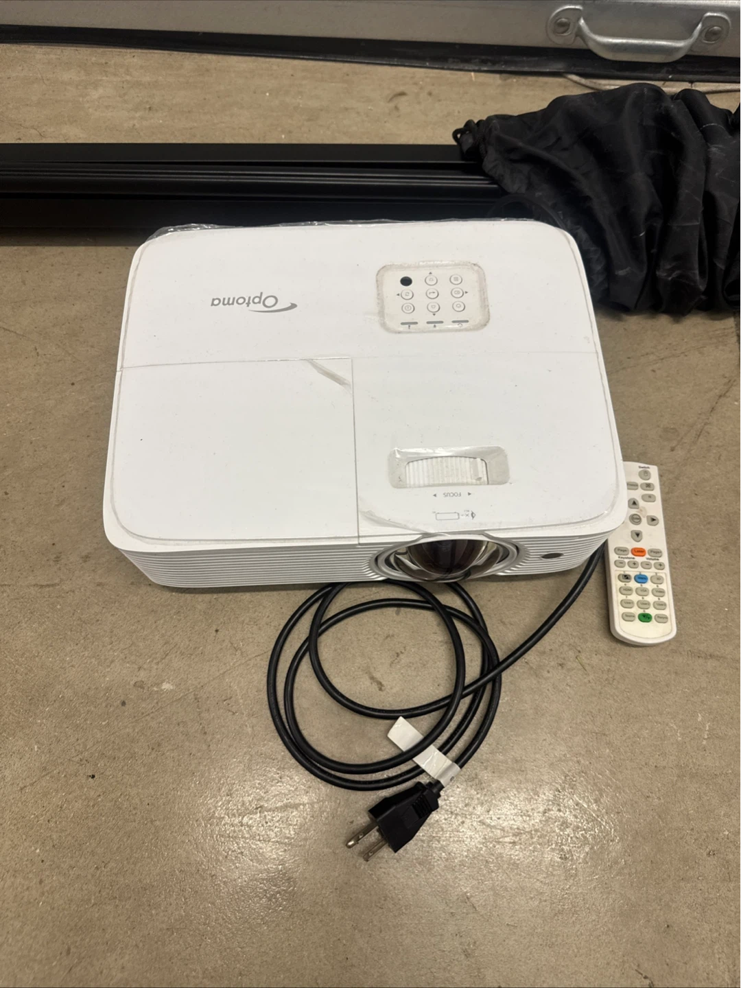 Optoma Projector with Portable Tripod Screen - photo 4