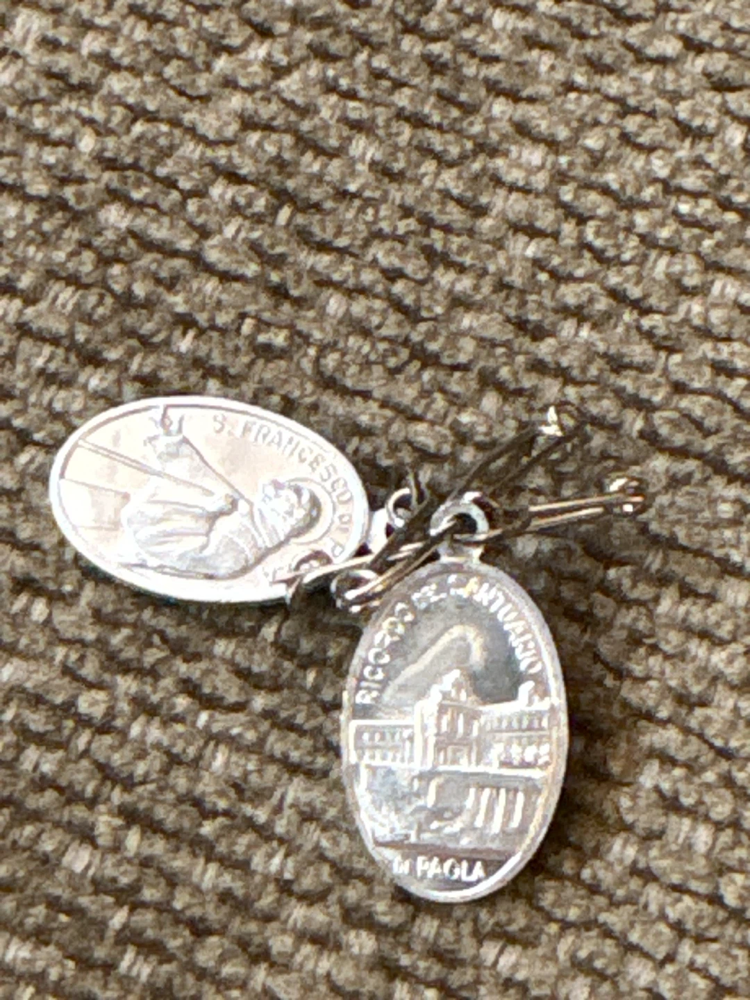 🏈 Saint Francis of Paola Religious Pin - photo 2