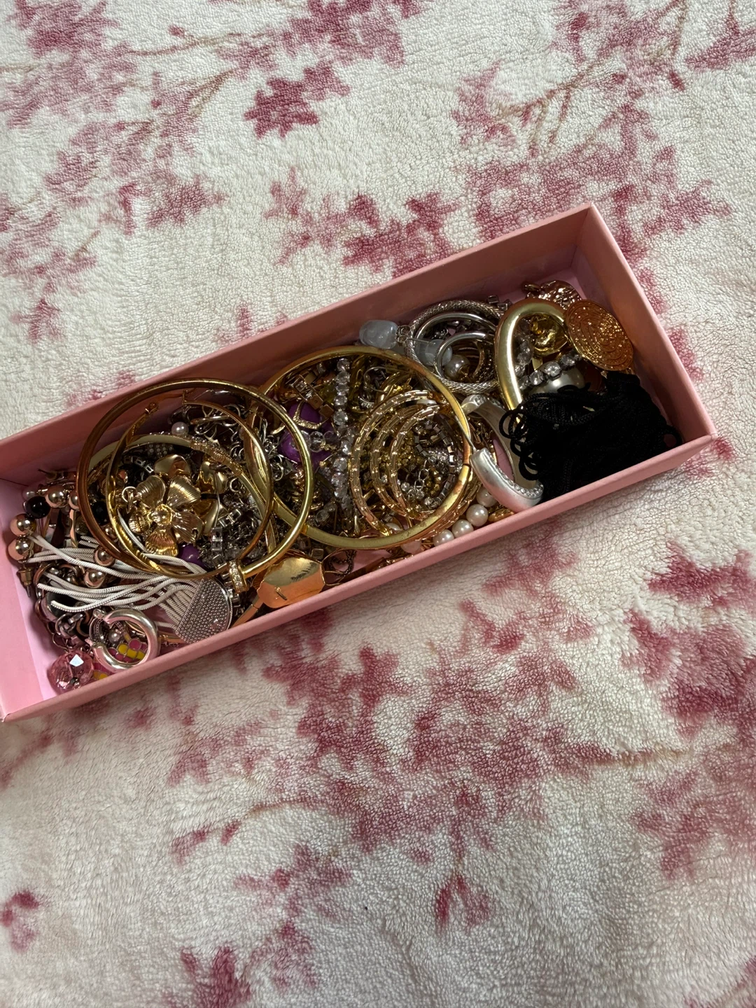 Box of jewelry, 🏈