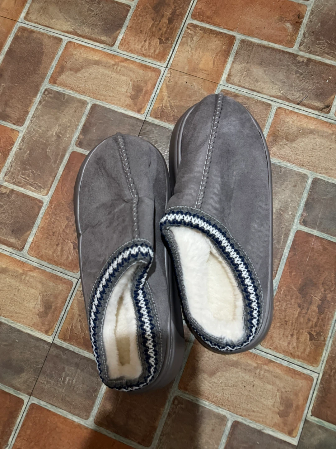 Grey slip-on indoor slippers, size 44-45 🏈
