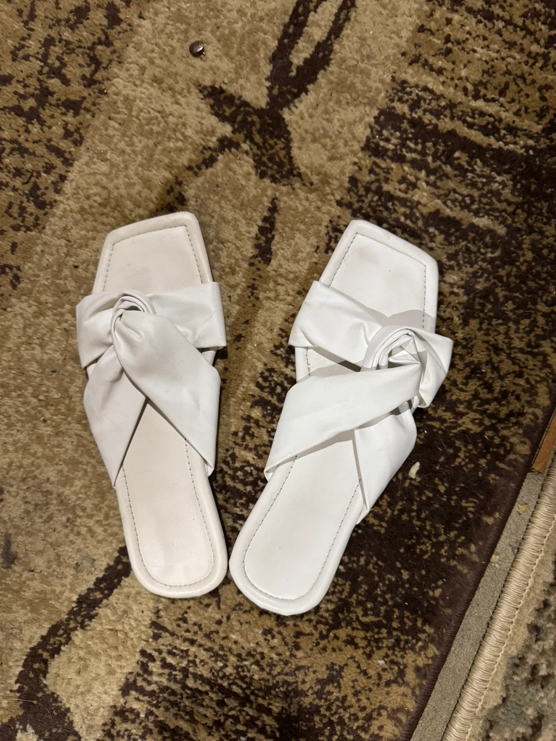 White leather knotted sandals size 39 🏈